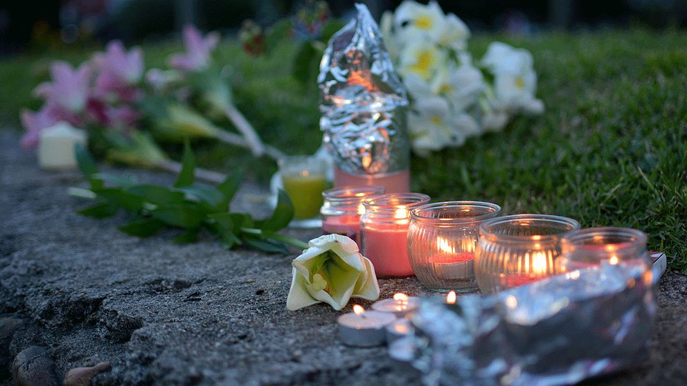 Blommor och ljus som lagts vid platsen där åtta barn funnits knivmördade i Cairns, Australien.