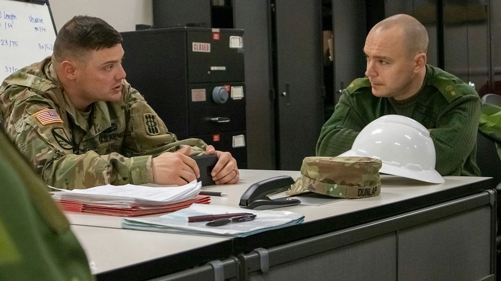Lärare i USA:s armé i samtal med svensk officer under utbildning vid Fires Center of Excellence, Fort Sill, Oklahoma.