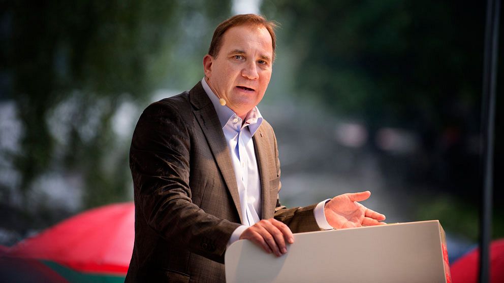 S-ledaren Stefan Löfven sommartalade i ett regnigt Vasaparken i Stockholm. Foto: Scanpix