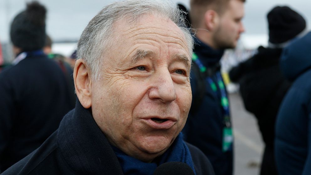 Jean Todt står på serviceplatsen i Torsby med folk i bakgrunden.