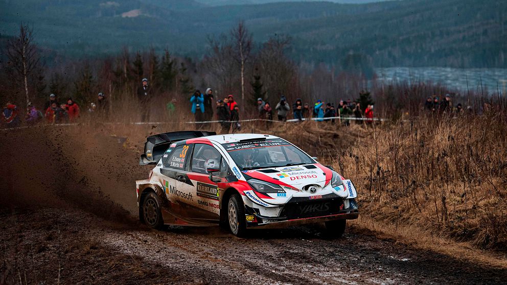 Elfyn Evans kör så gruset sprutar i sin Toyota Yaris WRC.