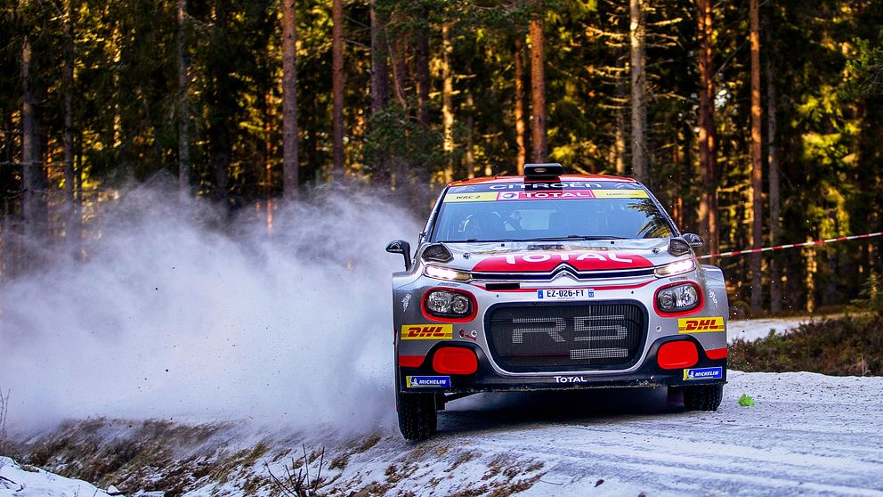 Mads Östberg i en Citroën kör i en kurva så att snön sprutar.