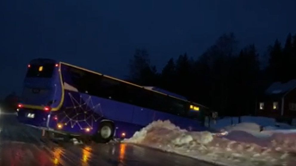 Buss körde i diket vid Rödå