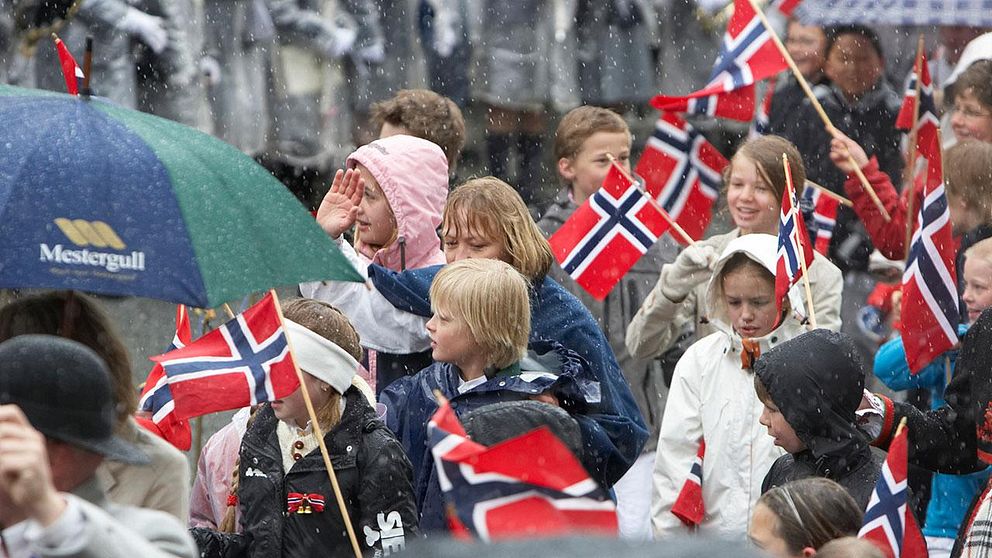 Den norska kronan har varit stark under många år men senaste veckorna har den rasat i takt med att oljepriset har fallit.