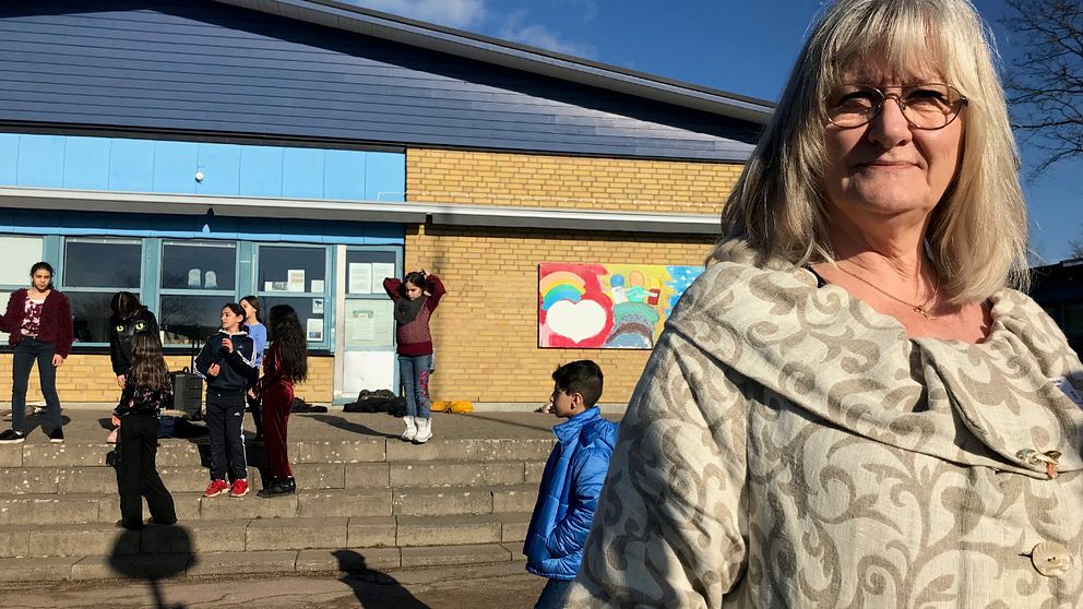 Anette Swenninger, rektor på Dalhemsskolan, står på skolgården