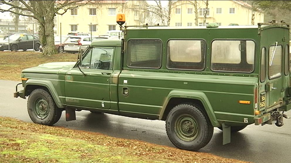 Ett grönt fordon som tillhör Försvarsmakten.