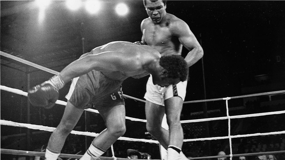 Muhammad Ali ser på när George Foreman går i golvet under klassiska ”Rumble in the Jungle” 1974.