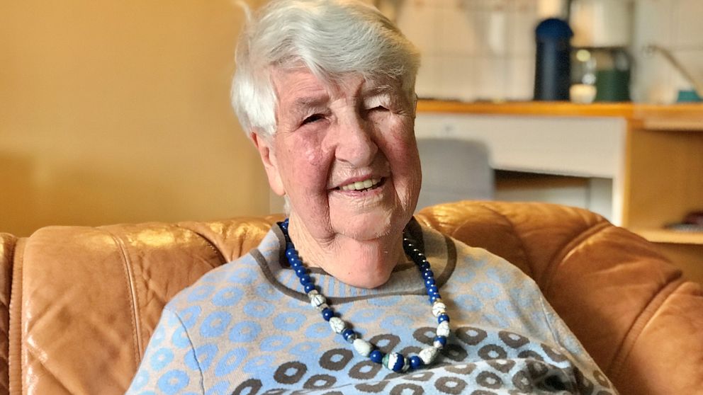 Alice Karlsson i Essunga är 101 år i sin soffa på äldreboendet Kerstinsås i Essunga