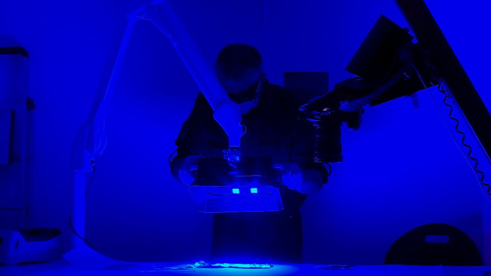 Forensikern Ulrik Lidström undersöker fingeravtryck med en så kallad crime light.