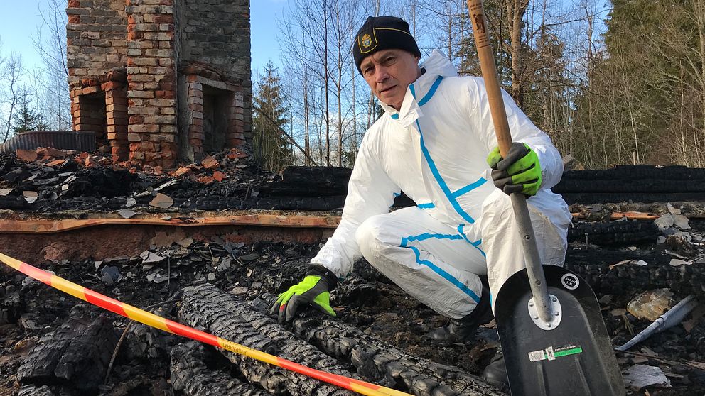 Ulrik Lidström undersöker brandresterna av ett fritidshus