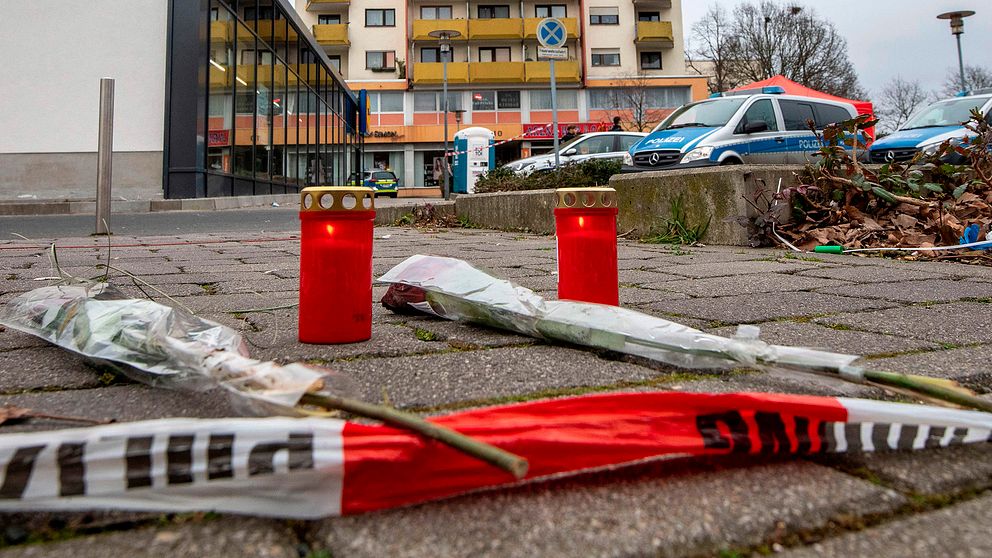 blommot och ljus till minne av de döda i Hanau.