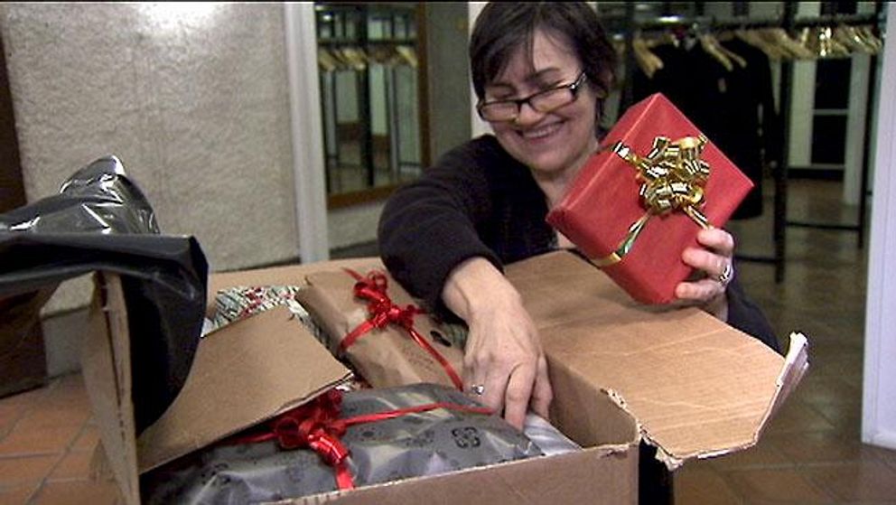 Frivilliga packar upp skänkta julklappar på Jul i Gemenskap i Immanuelskyrkan i Stockholm.