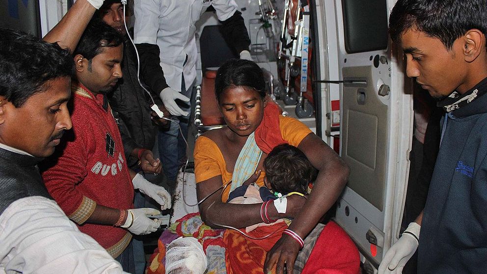 En skadad kvinna och hennes barn förs till sjukhus i Assam efter att ha drabbats av attackerna från militanta upprorsmän.