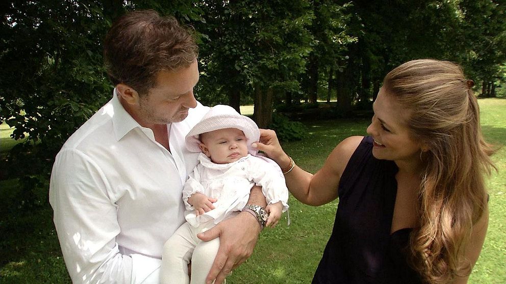 Prinsessorna Madeleine och Leonore med pappan och maken Christopher O'Neill.