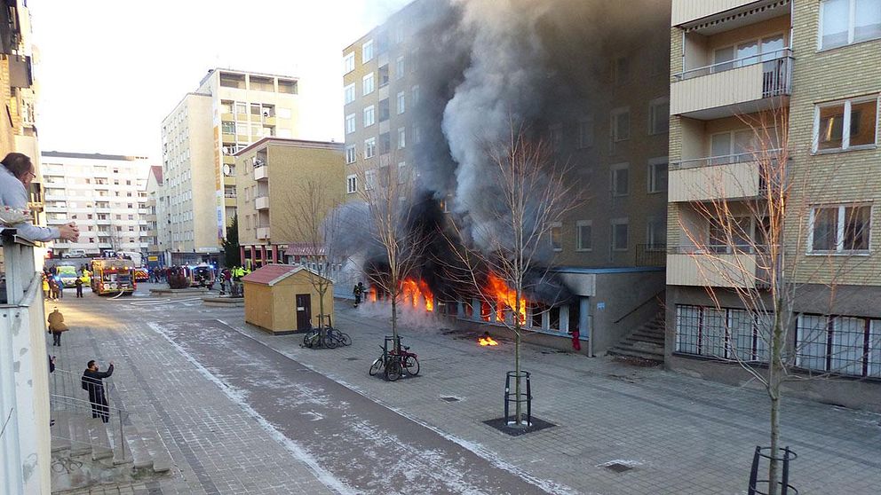 En moské i Eskilstunastadsdelen Nyfors står i brand.