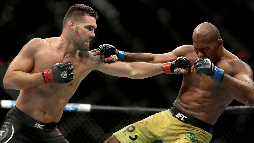 Chris Weidman (vänster) träffar legendaren Ronaldo ”Jacare” Souza under en match 2018.