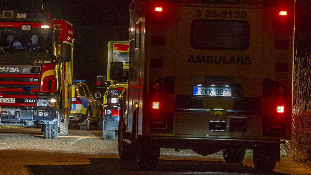 ambulanser och brandbil på en gata
