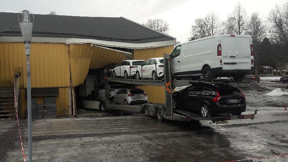En lastbil lastad med personbilar för leverans som brakade in i en tennishall.