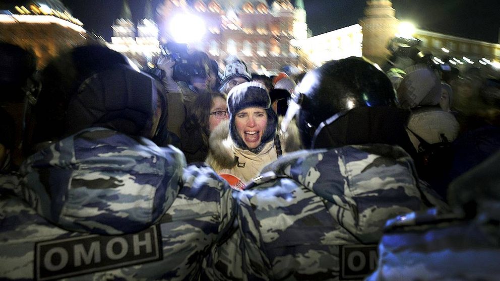 Polisen trycker tillbaka demonstranter nära Röda torget i Moskva.