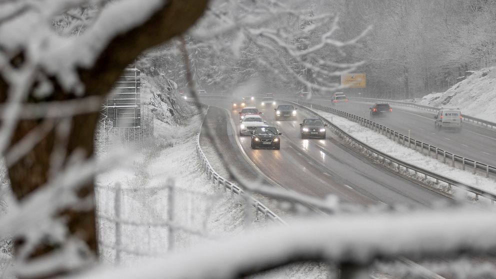 Motorväg med snö på.