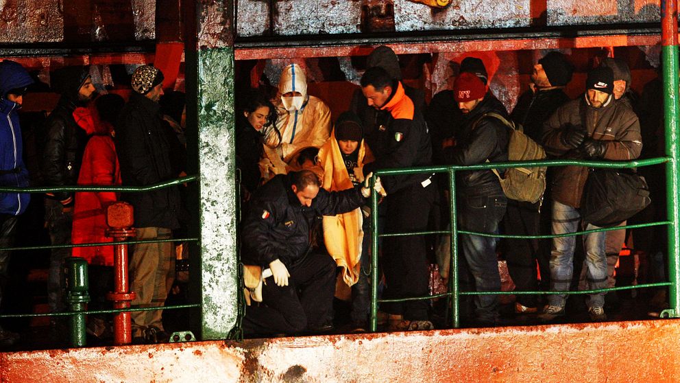 Hundratals flyktingar var fast på fartyget som hade övergivits av besättningen