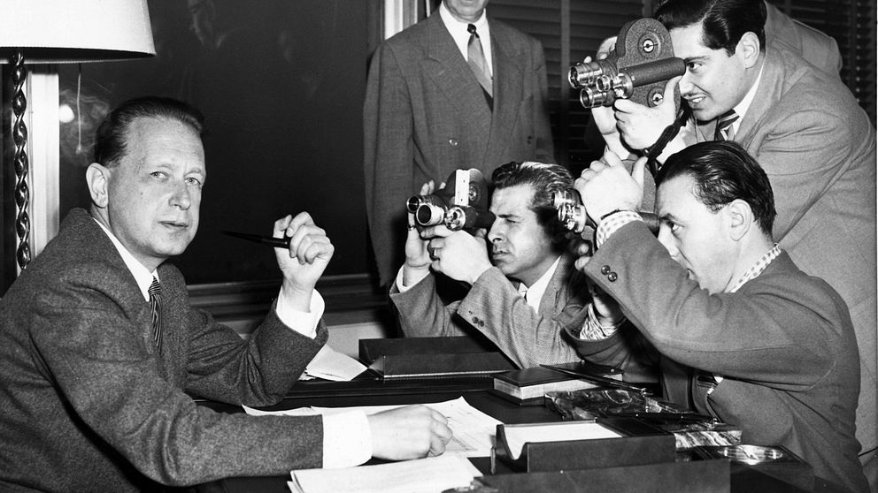 Svenske Dag Hammarskjöld valdes 1953 till generalsekreterare i FN. Vid Suezkrisen initierade han att den första fredsbevarande styrkan i FN:s regi sändes till en av världens oroshärdar.