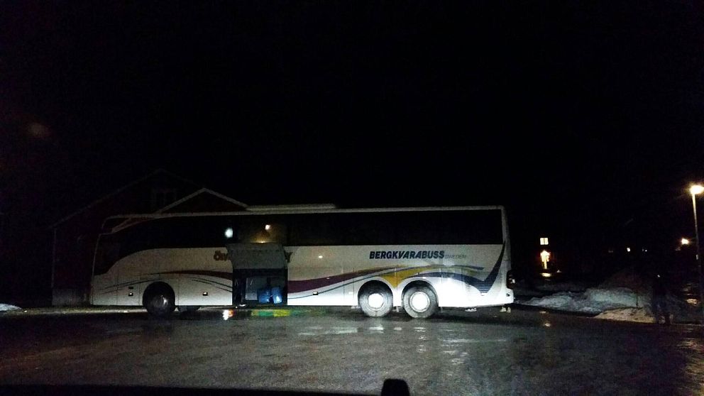 Bussen på plats vid förläggningen i Grytan utanför Östersund.