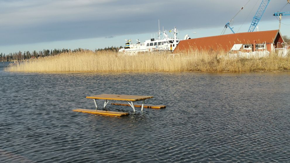 Översvämmat picknick-bord på Söderöra