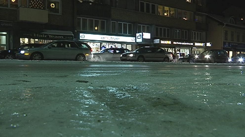 Många gator och vägar blev glashala när vädret slog om till plusgrader den 30 december, som här i Luleå.