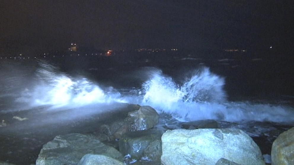 Vinden i samband med Alexander-stormen kulminerade på sena kvällen den 12 december med som mest storm till havs och stormbyar över land. Här piskar vågorna in någonstans mot den skånska kusten.