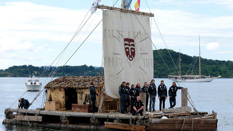 En Kon-Tiki-flotte skjutsade filmskaparna och skådespelare till Operan i Oslo på premiärkvällen.