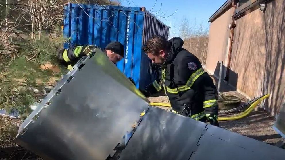 Här arbetar Räddningstjänsten med att bygga ihop aluminiumbarriärerna runt vattenverket. Översvämningar i Halland.