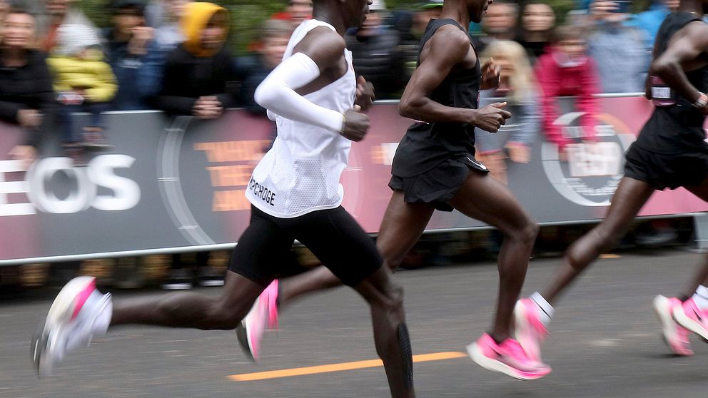 Kenyanen Eliud Kipchoge med ”superskorna” under ett lopp i oktober.