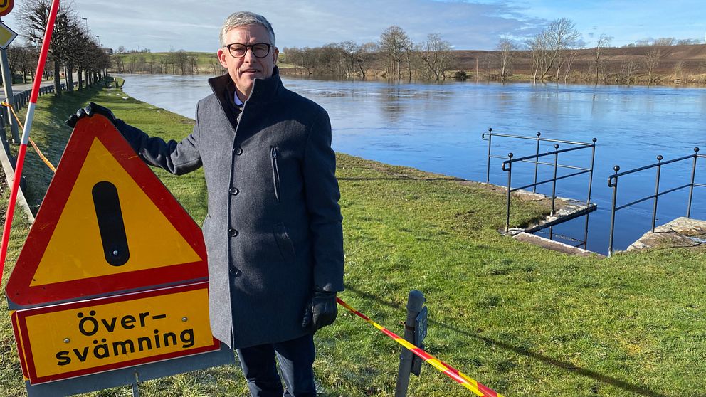 Lars-Göran Persson, vd på Laholms Sparbank, framför den överfulla Lagan