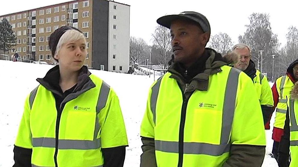 Annastina Johansson och Ibrahim Nur på vandring.