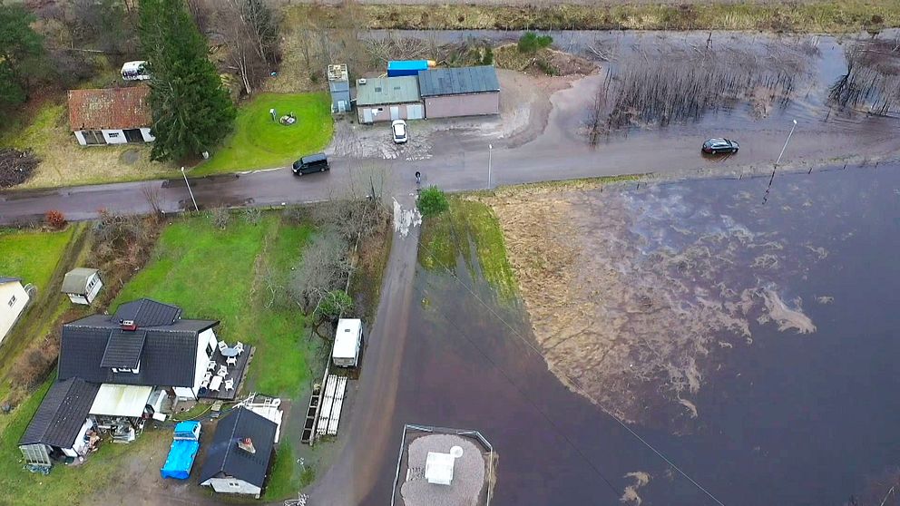 Översvämningar i Knäred från ovan. Lagan svämmar över i Halland, SMHI har utfärdat klass 3-varning.