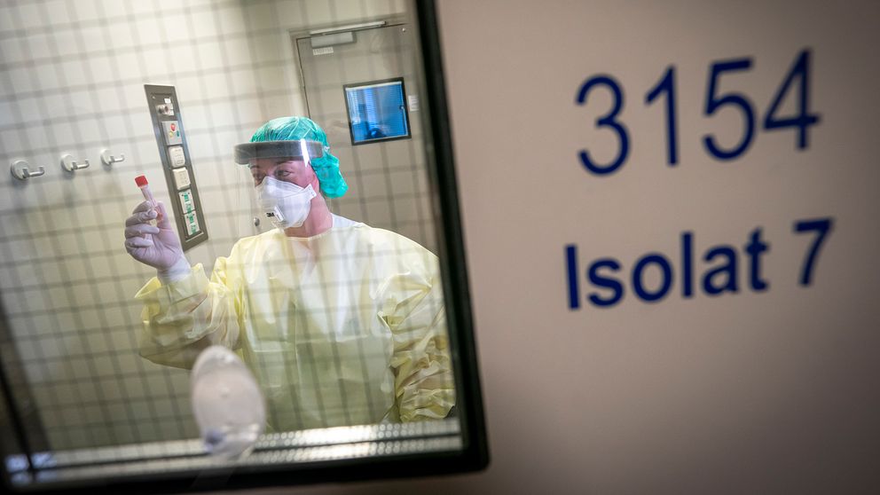 En sjuksköterska vid ett isolationsrum vid sjukhuset Ullevål dit coronapatienter ska föras.