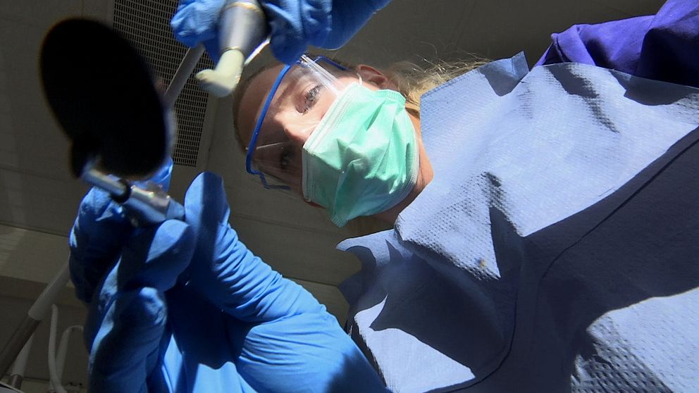 Trots att tandläkarbristen är stor i hela landet lyckades Forshaga minska köerna på bara ett år. Bild på tandläkare.