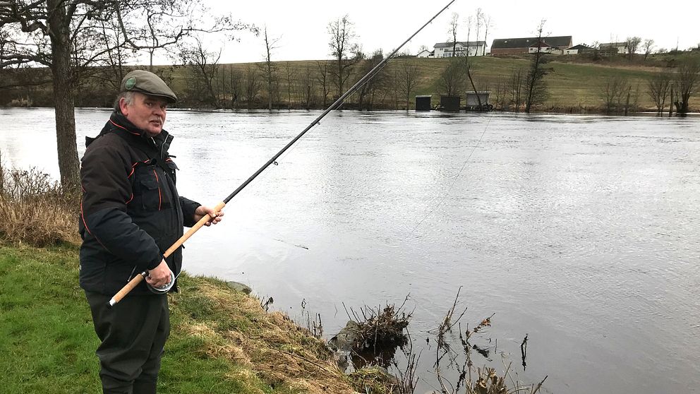 Michael Grevholm från Veinge har fiskat i Lagan sedan 70-talet. Han menar att vattennivån aldrig varit så hög som den är nu.