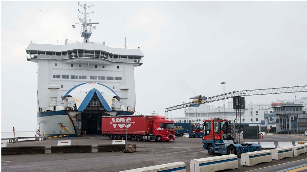 Lastbilar kör ut från färjan i Trelleborgs hamn.