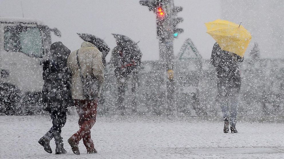 SMHI har under tisdagen gått ut med en klass 1-varning på grund av snöfall i Värmland. till helgen är det risk för storm i framförallt Sydsverige.