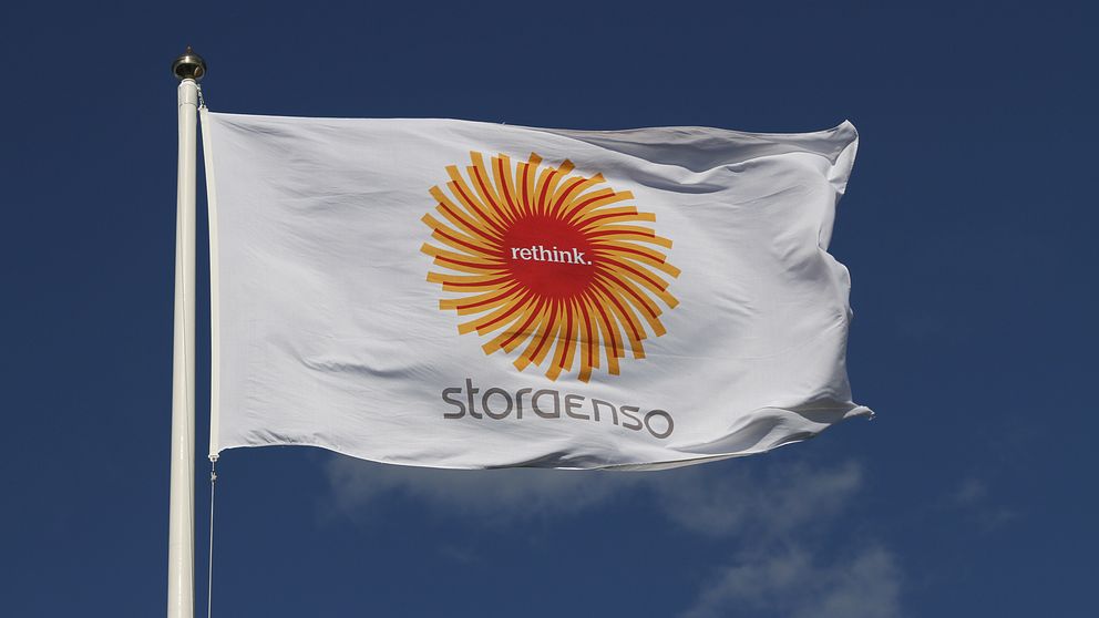 En vit flagga med Stora Enso-logotypen i mitten.