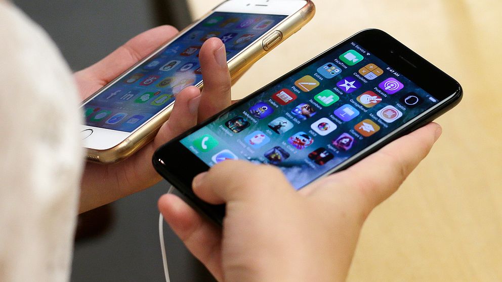 Bilden visar en Iphone 6 och en Iphone 7. Apple ska betala miljonskadestånd för äldre telefonmodeller som blivit långsamma.