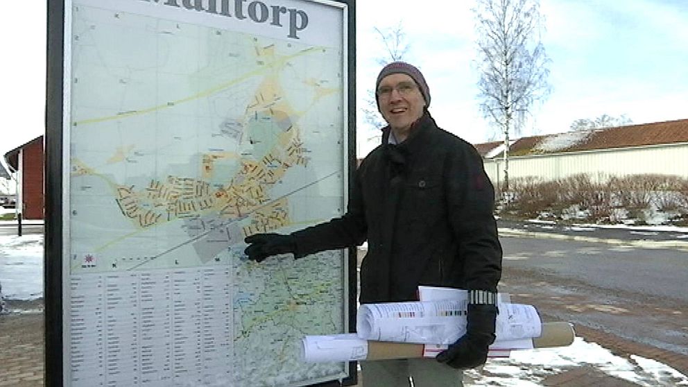 Magnus Hultegård, planarkitekt i Mjölby kommun, visar var nya Mantorp ska växa fram