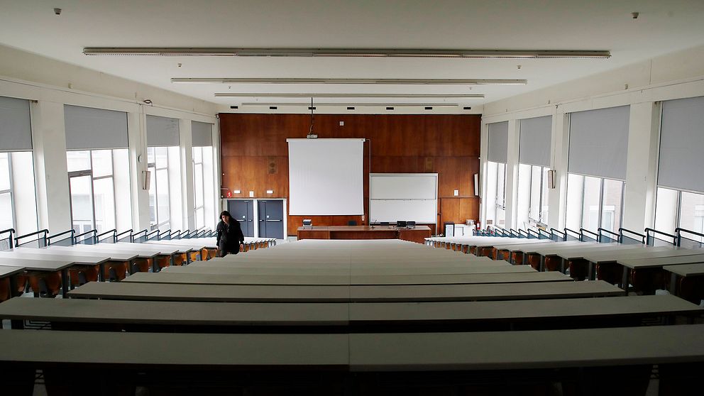 Kvinna befinner sig i tom föreläsningssal på universitetet Statale i Italien.