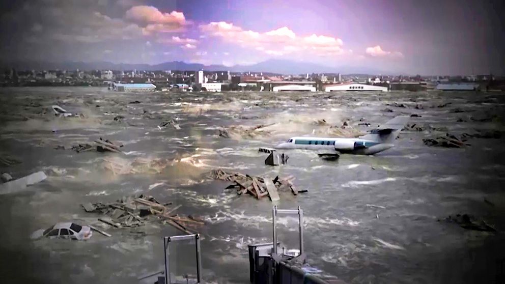 Foto på bråte, husdelar, bilar och även ett flygplan som flyter med en tsunami.