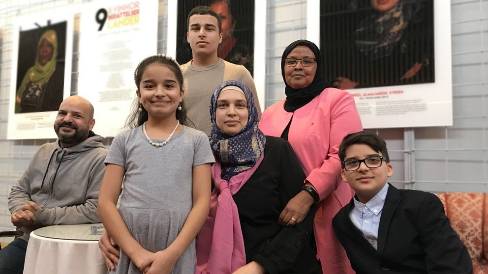 Haddel Almajarehi med familj och Kadra Ismail (i rosa till höger).