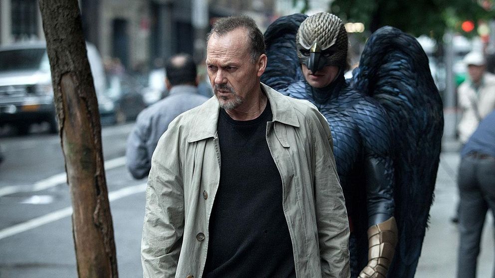 Michael Keaton i rollen som Riggan Thomson förföljs av sin tidigare rollkaraktär Birdman.