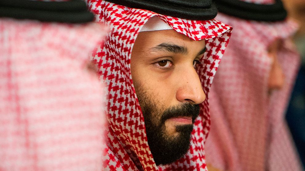 Tre medlemmar ur den saudiska kungafamiljen har frihetsberövats. Det ses som ett sätt för kronprins Mohammed bin Salman att stärka sin makt. Bilden visar en bild på kronprinsen vid ett tidigare tillfälle.