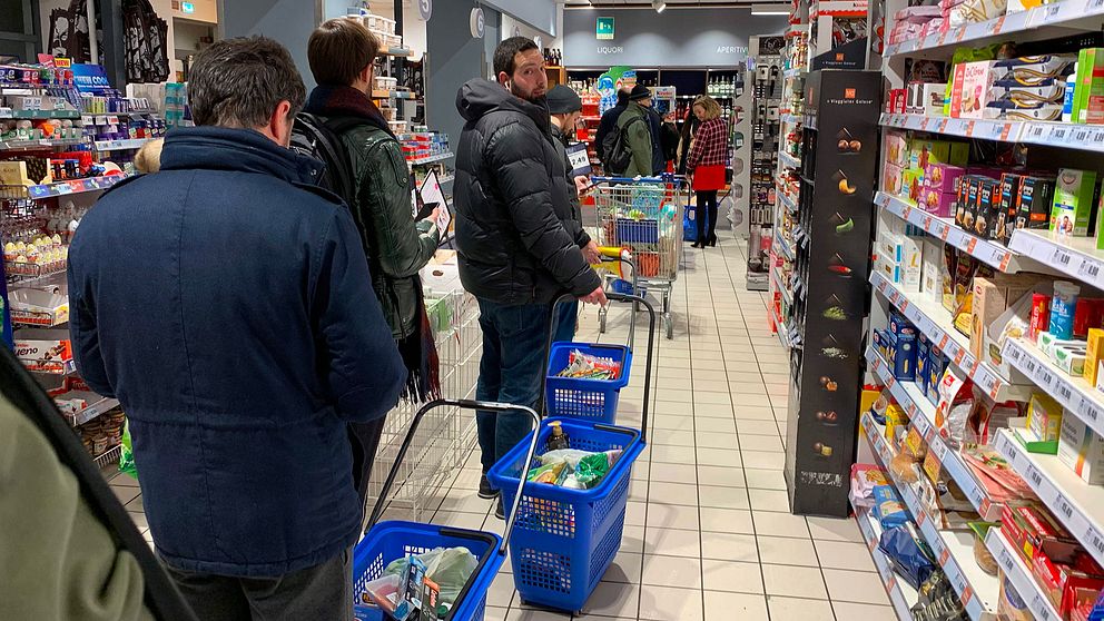 Italienare i Milano bunkrar mat